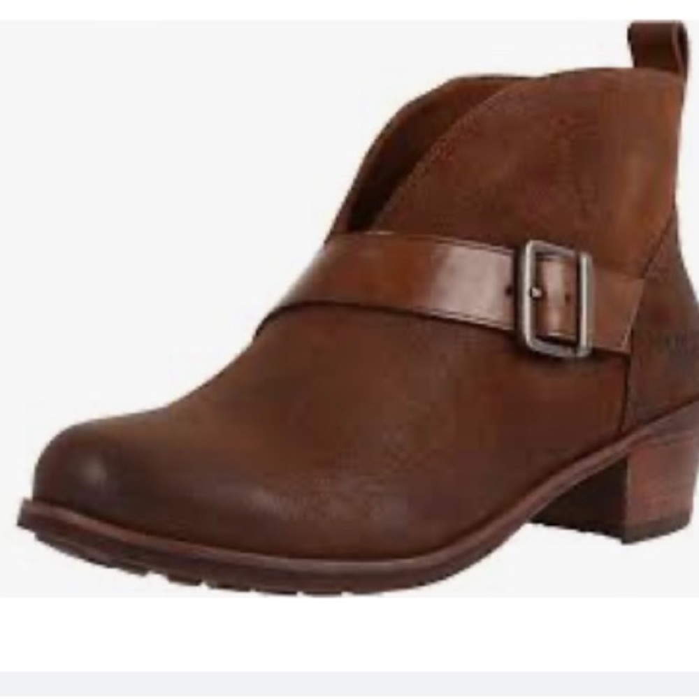 UGG Wright Belted Deep Vee Suede Bootie size 8